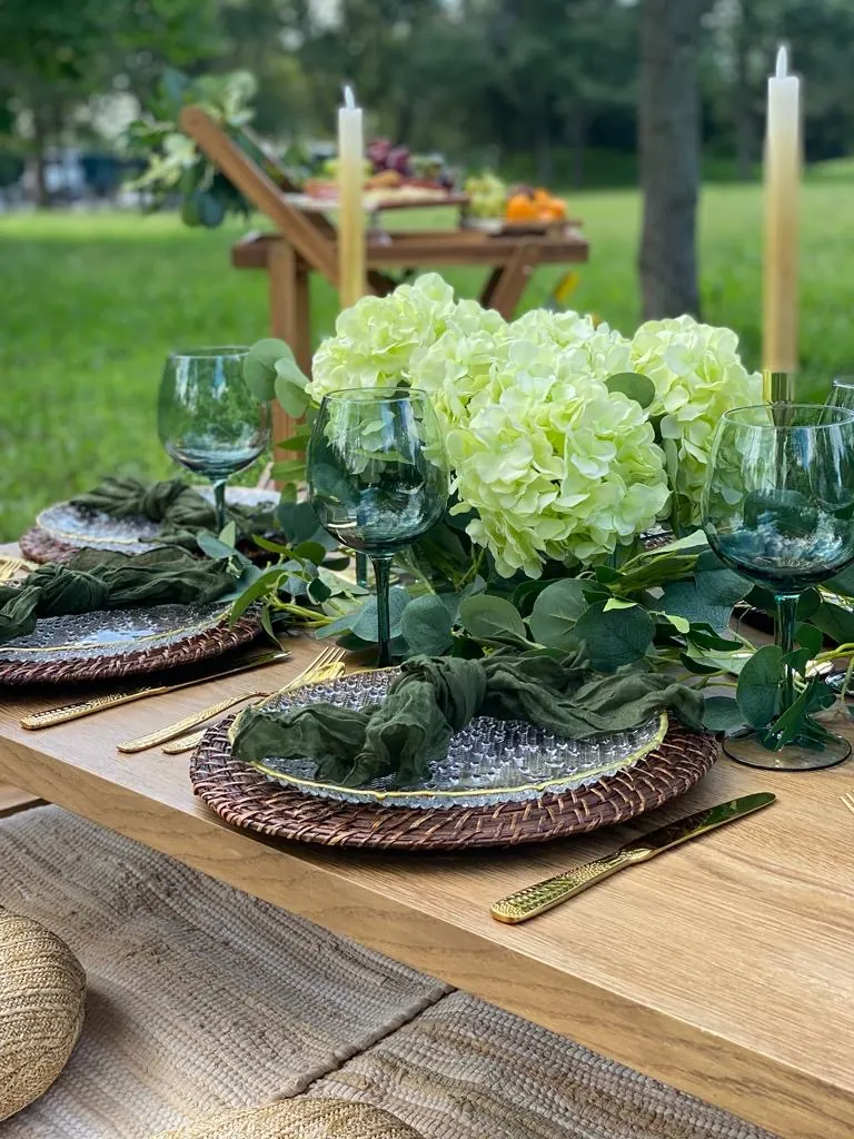 Date-for-two picnic with green hydrangeas